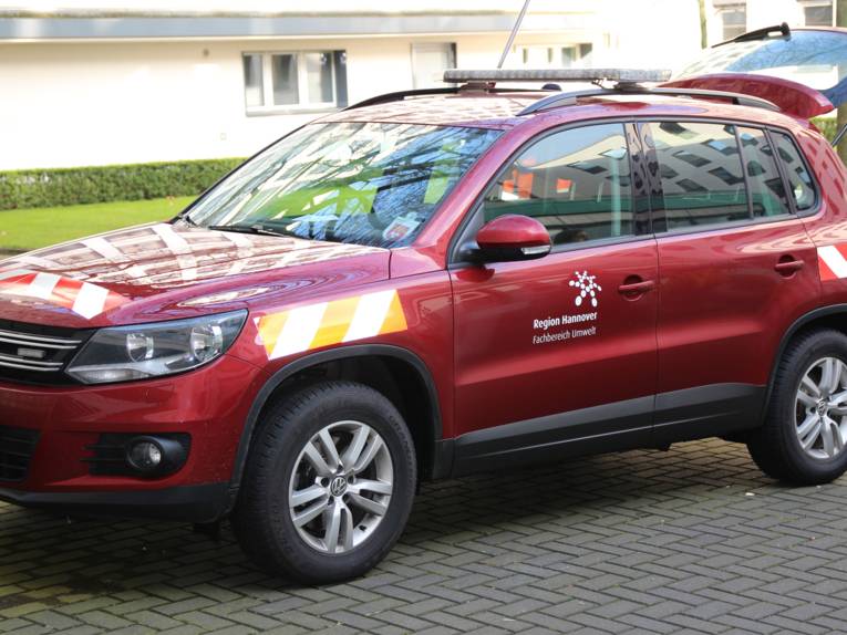 Roter,kleiner Geländewagen