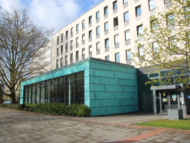 Ansicht des Regionsgebäudes mit einem grünfarbigen Anbau