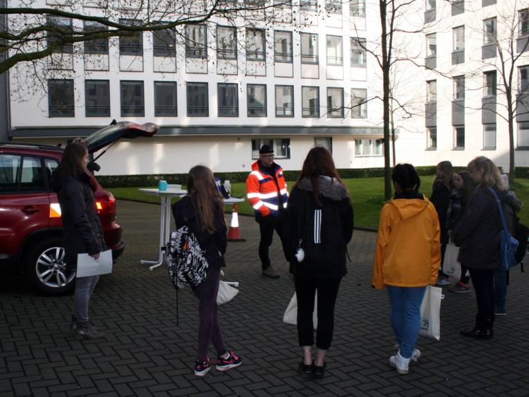 Im Innenhof des Regionshaus erklärt ein Mitarbeiter der Region einer Gruppe von Schülern seine Arbeit