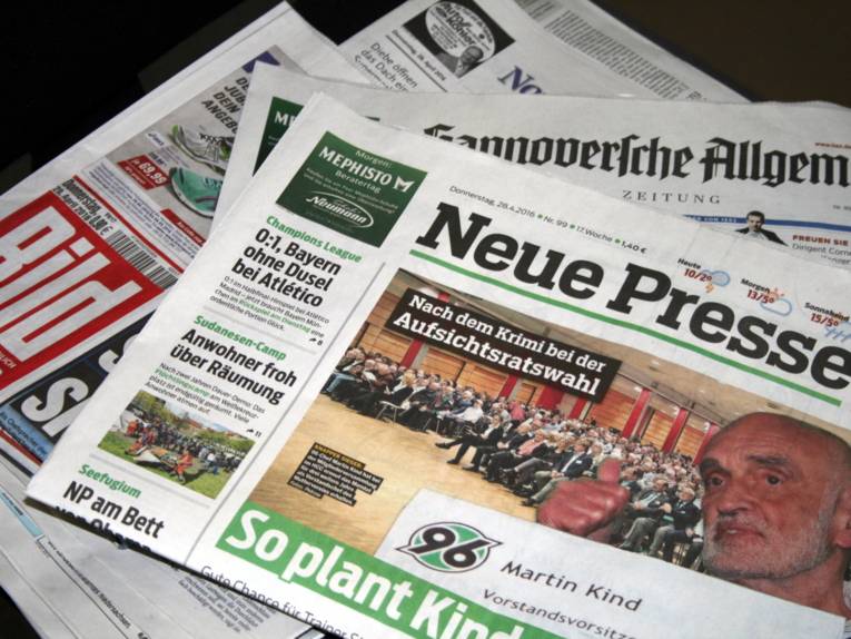 Ein Haufen vieler regionaler Zeitungen