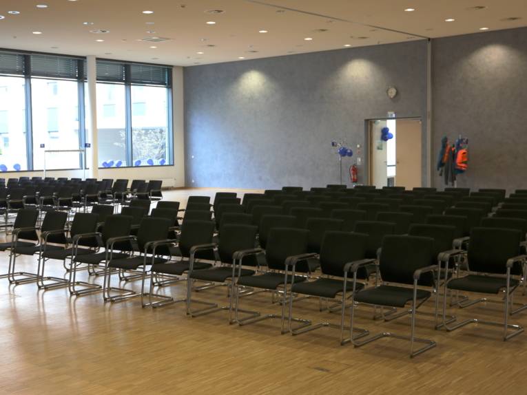 Eine große Halle mit Stuhlreihen