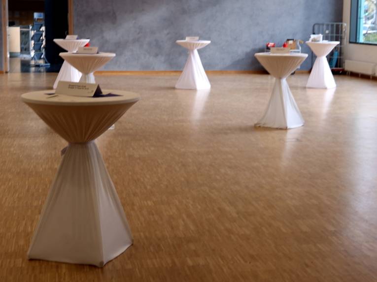 Stehtische in einer Halle