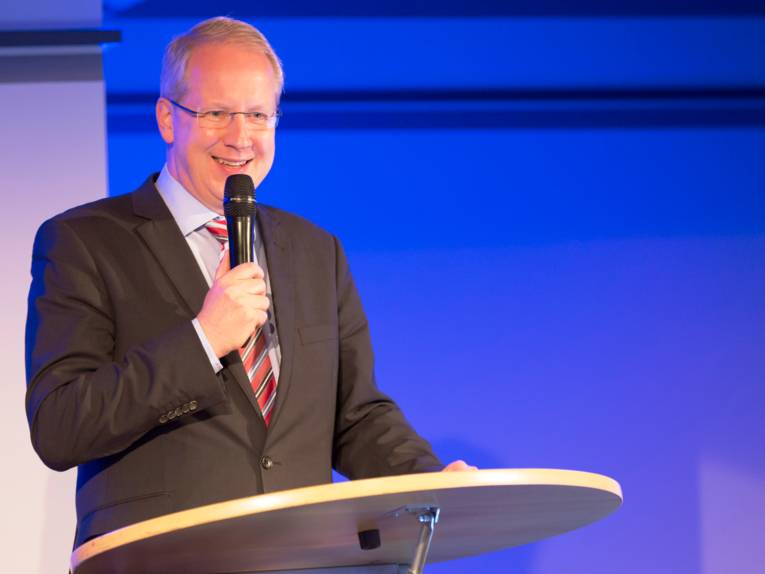 Ein Mann steht auf der Bühne der Fachkonferenz "Digital Sounds 2016" und spricht in ein Mikrofon.