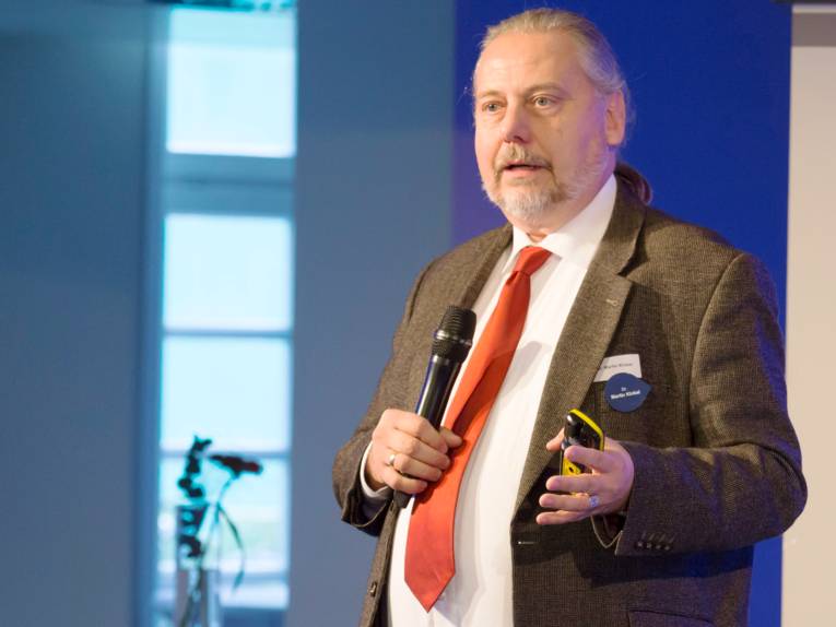 Ein Mann steht auf der Bühne der Fachkonferenz "Digital Sounds 2016" und hält einen Vortrag.