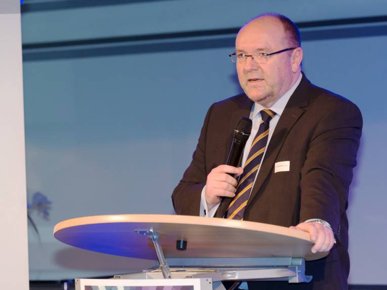 Ein Mann steht auf der Bühne der Fachkonferenz "Digital Sounds 2016" und bgrüßt das Publikum.