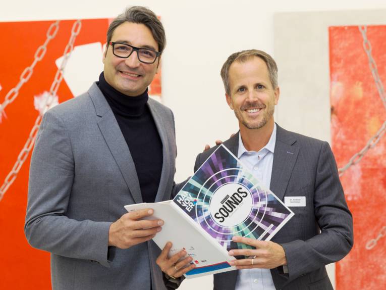 Zwei Männer stehen nebeneinander.