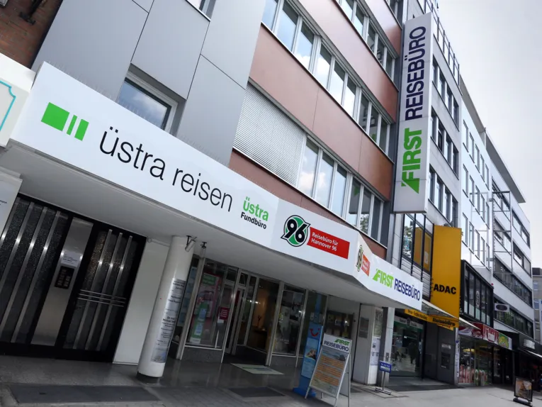 Ein Gebäude mit der Aufschrift Üstra Reisen