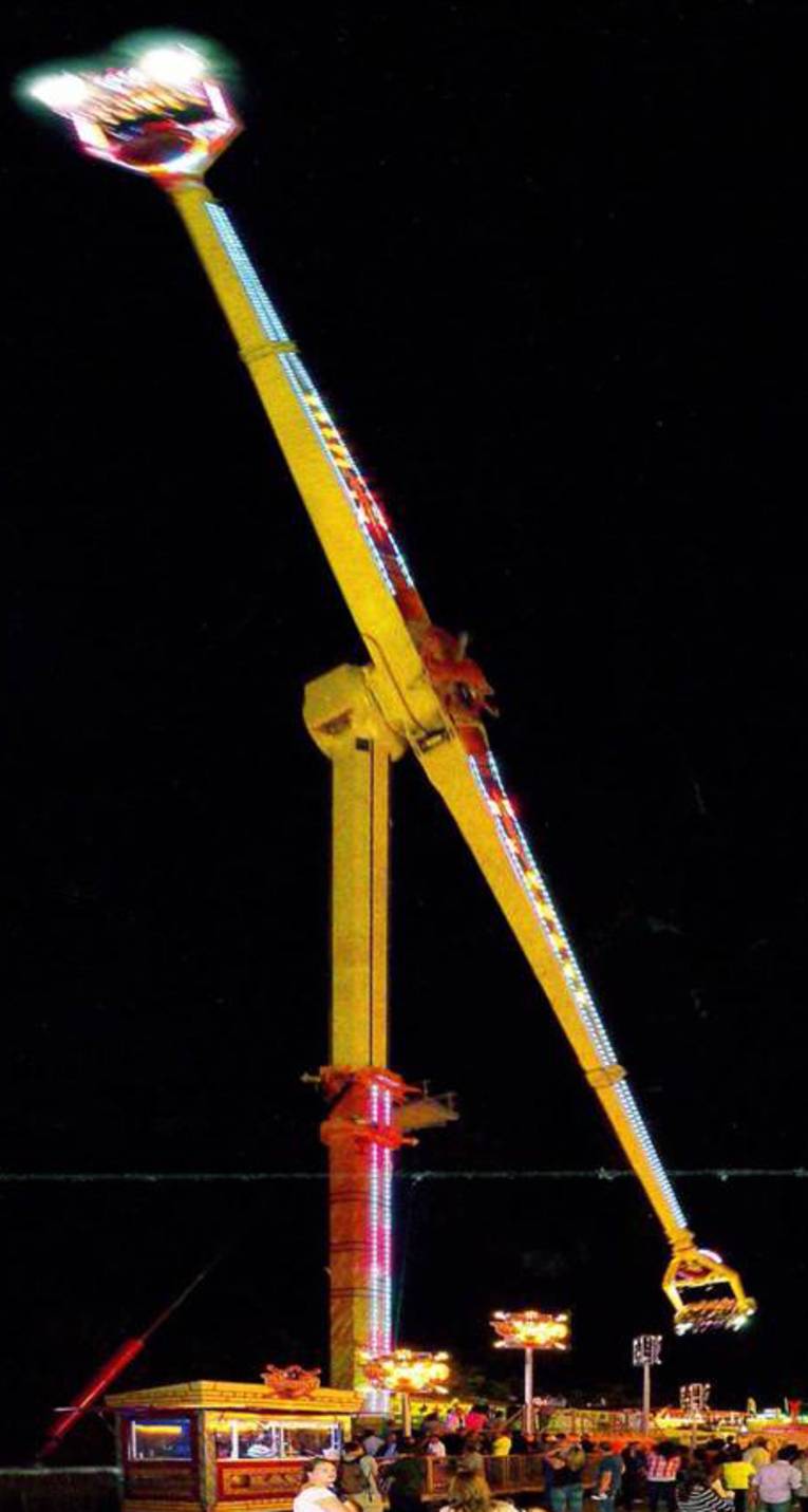 Beleuchteter Riesenflügel mit Gondeln. 