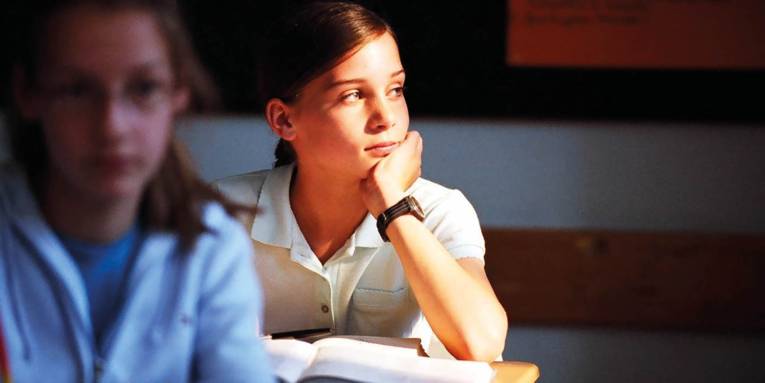 Nachdenklich wirkende Frau