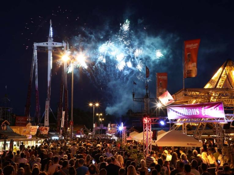 Feuerwerk über einem Festplatz. 