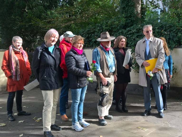 Menschen in einer Straße. 