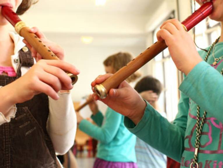 Kinder beim Blockflötenspiel