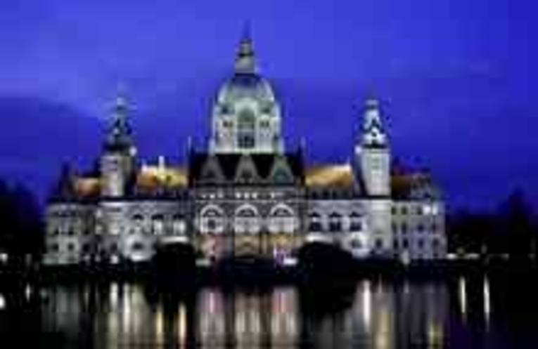 Nachtaufnahme Rathaus mit Beleuchtung