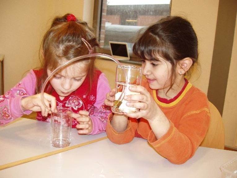 Schüler bei Experiment