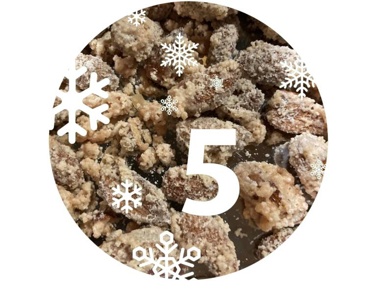 Frische gebrannte Mandeln in einer Schüssel, selbstgemacht nach einem einfachen Rezept.