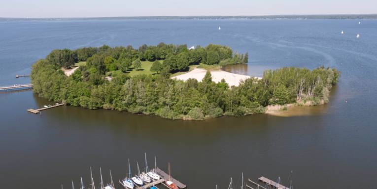 Blick aus der Luft auf die Badeinsel Steinhude