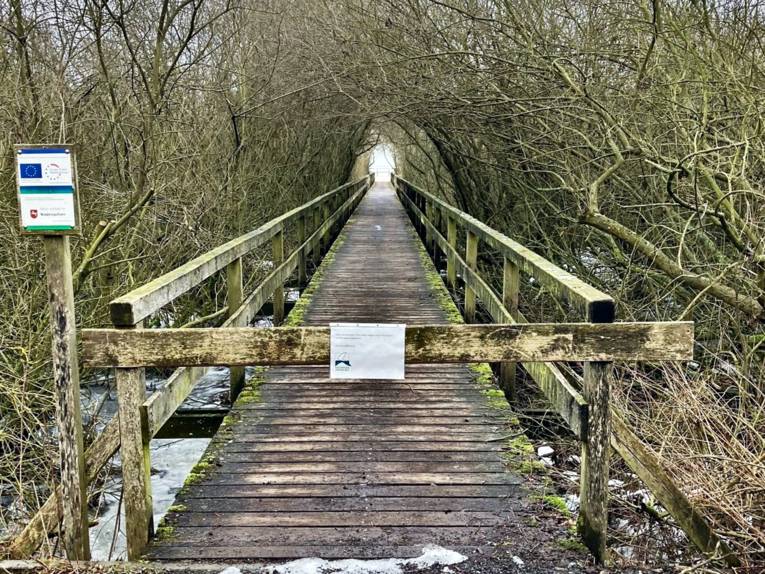 Ein Hinweis informiert über die Sperrung, ein Querbalken blockiert den Weg über den Steg zum Winzlarer Turm.