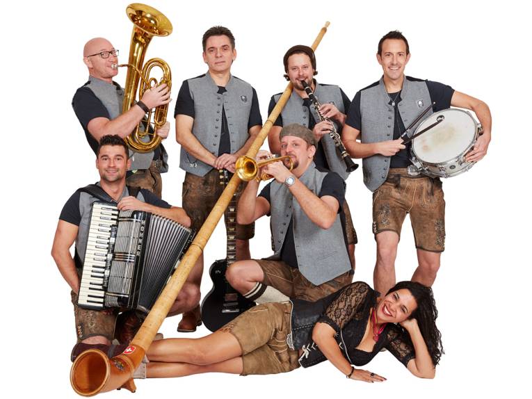 Sechs Männer und eine Frau in bayerischer Kleidung mit Instrumenten. 