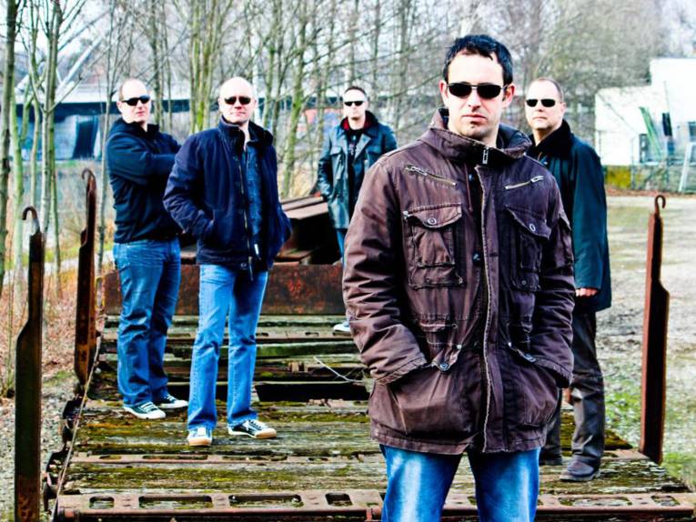 Fünf Männer mit Sonnenbrillen. 