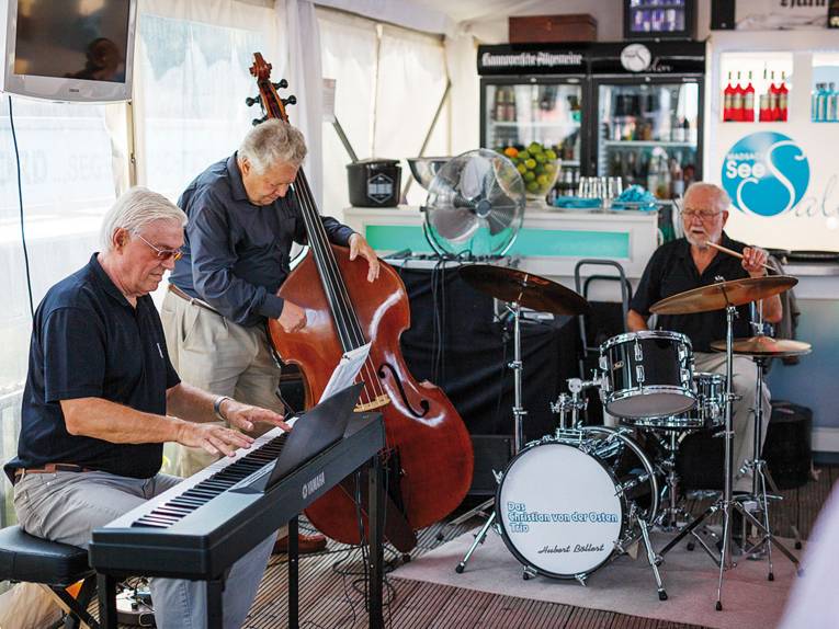Drei Männer an Instrumenten. 