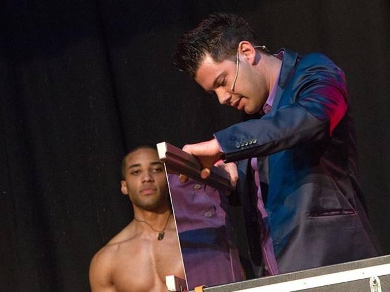 Mann auf einer Bühne. 