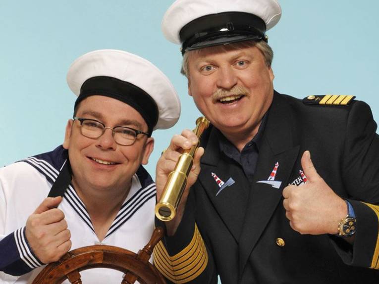 Zwei Männer in Seemanns-Uniform. 