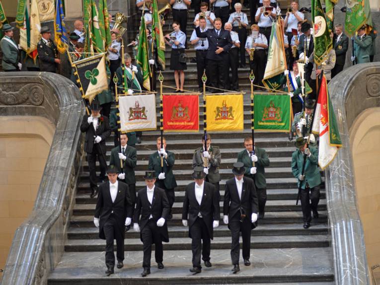 Viele Menschen in einem großen Gebäude