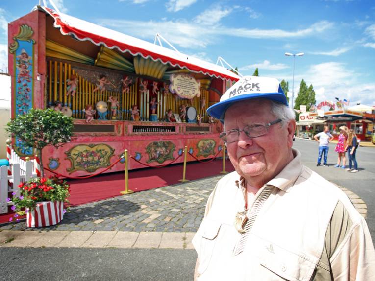 Mann vor einer Orgel. 