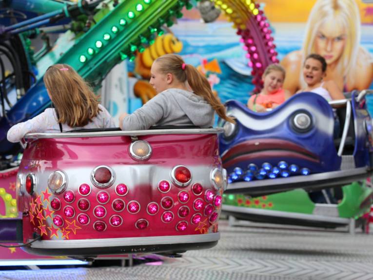 Menschen in einem Karussell. 