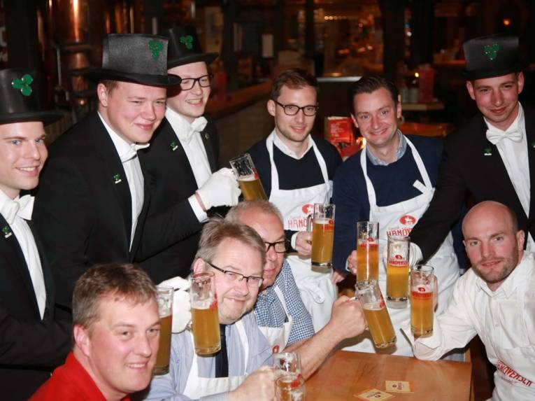 Zehn Männer mit Bier. 