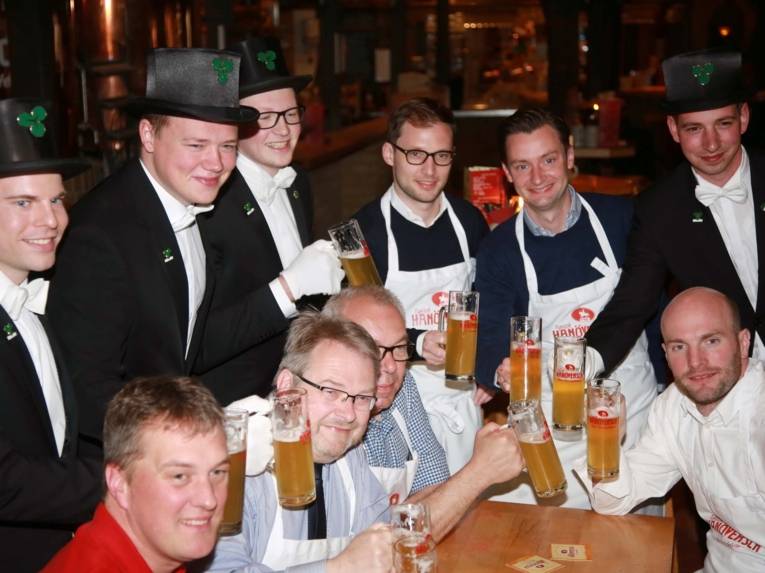 Zehn Männer mit Bier. 