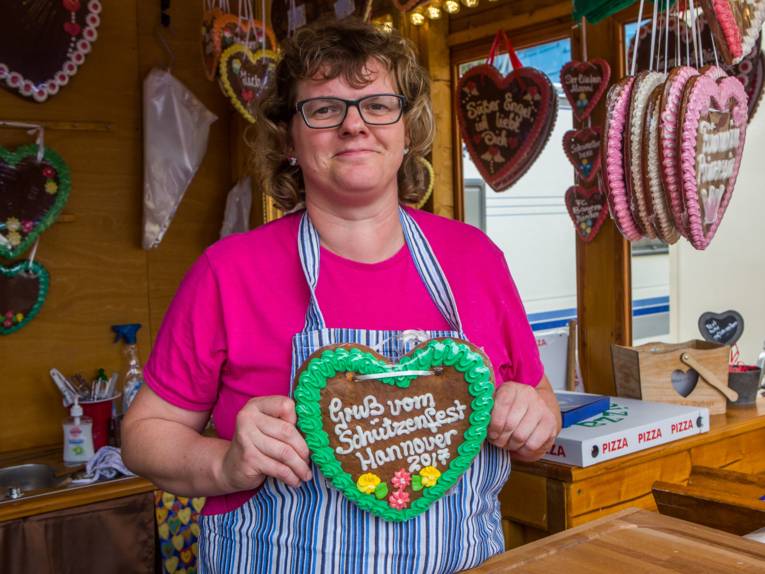 Frau mit einem Lebkuchenherz. 