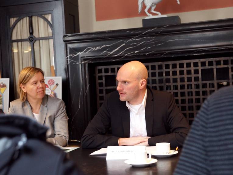 Frau und Mann an einem Tisch. 