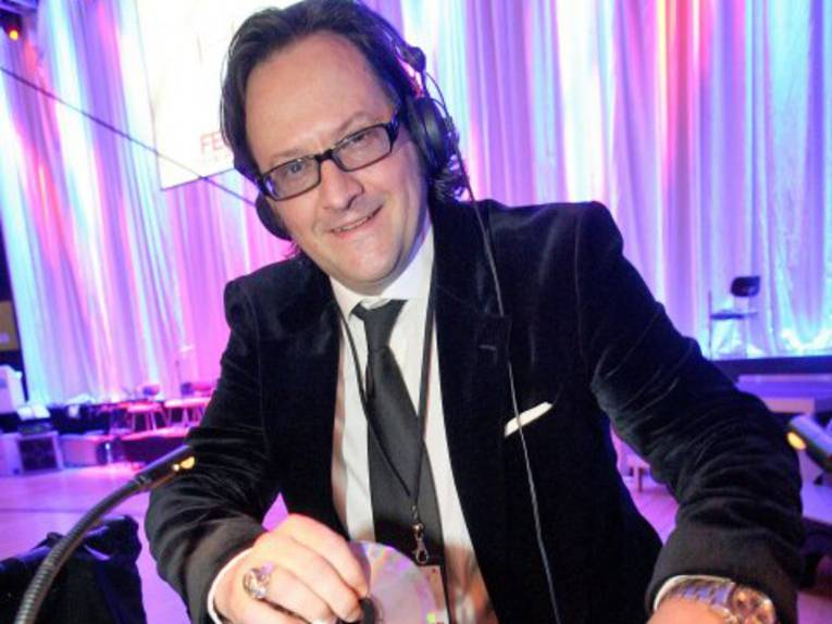 Mann am Plattenteller. 