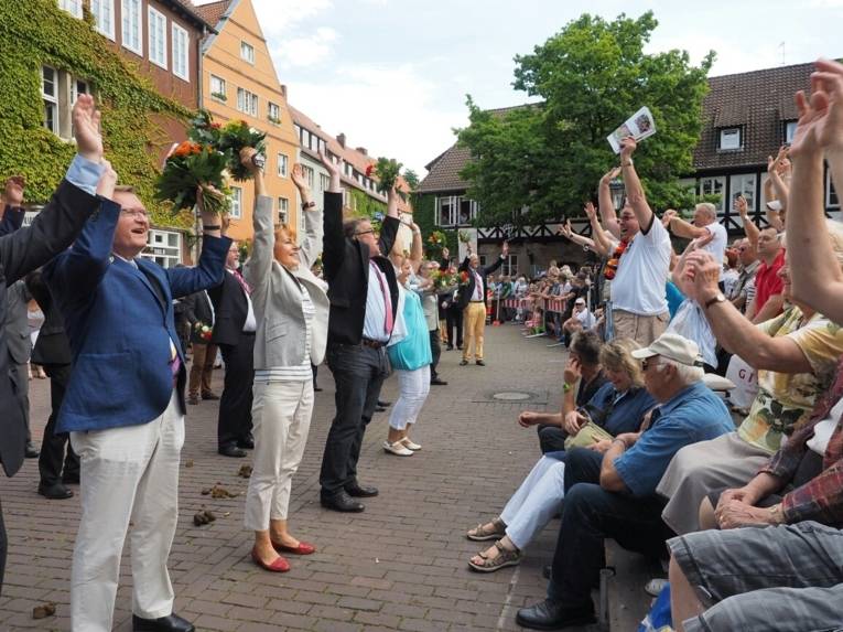 Mehrere Menschen auf einem Platz