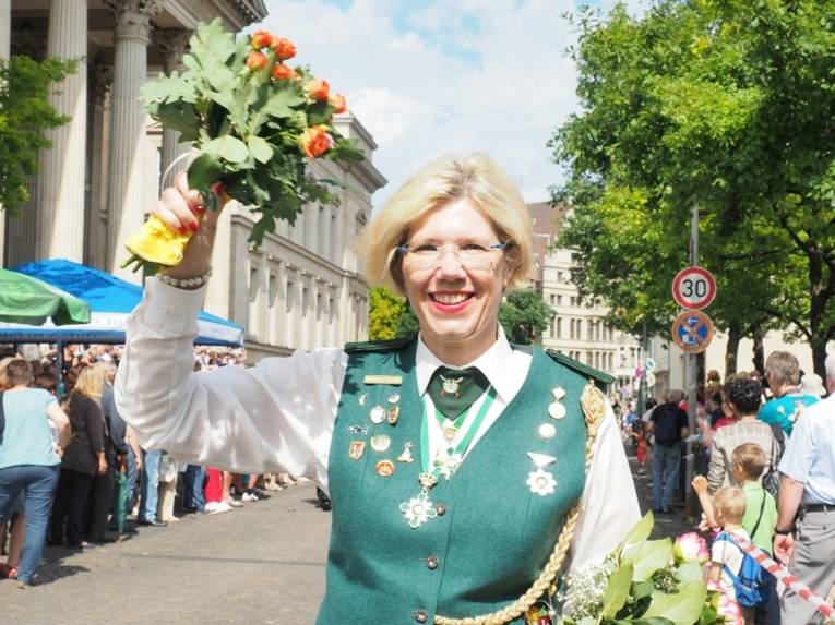 Eine Frau im Kostüm