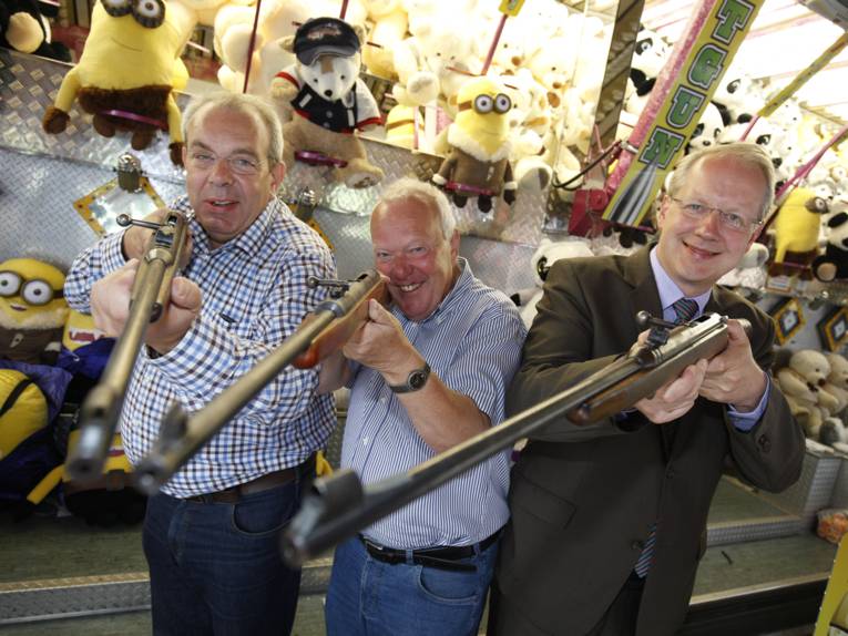 Drei Männer mit Gewehren. 