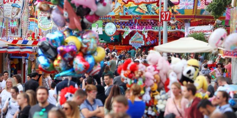 Menschen auf dem Schützenfest Hannover.
