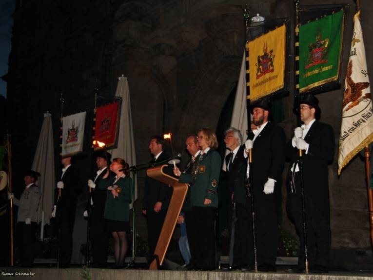 Schützen beim Zapfenstreich.