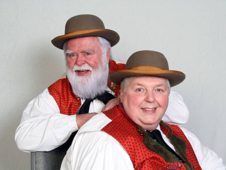 Zwei Männer auf einer Bühne. 