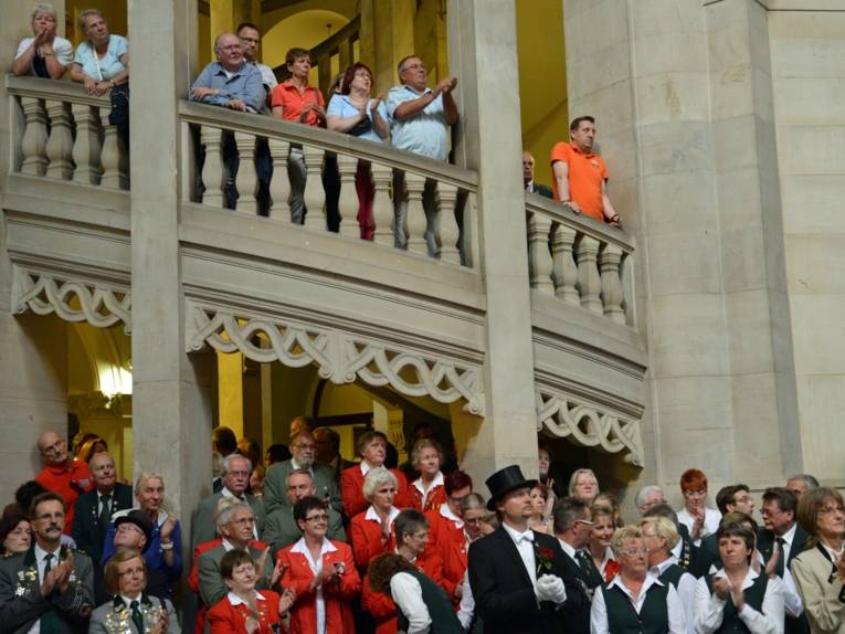 Viele Menschen in einem großen Gebäude