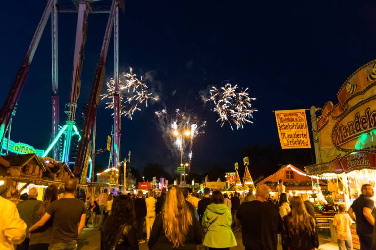 Abendliches Treiben auf einem Festplatz. 