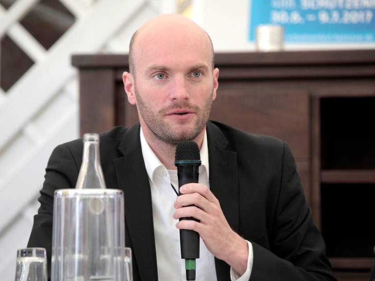 Menschen in einer Festhalle. 