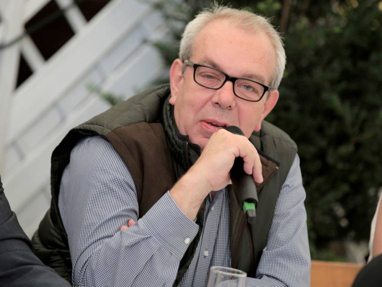 Menschen in einer Festhalle. 