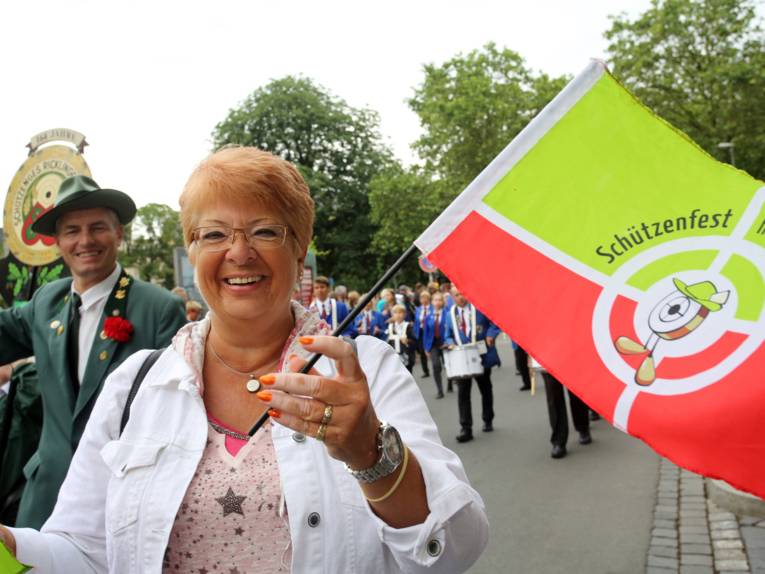 Frau, die eine Fahne schwenkt. 