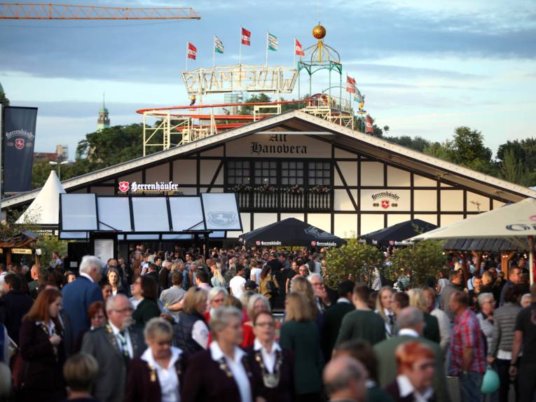 Menschen vor einem Zelt. 