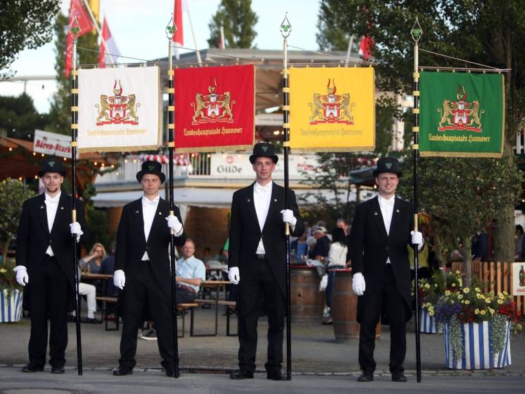 Vier Männer in Cut und Zylinder. 