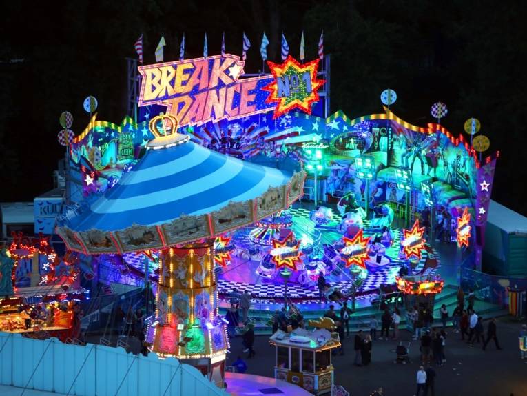 Treiben auf einem Festplatz. 