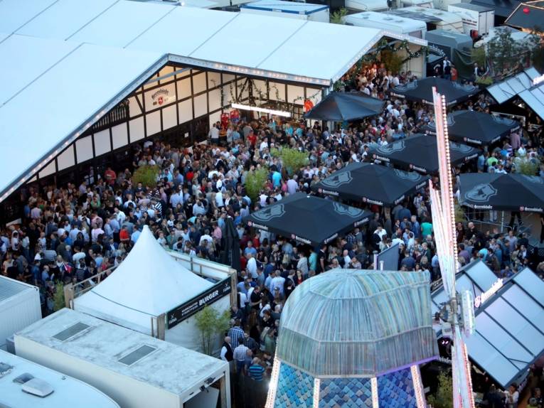 Treiben auf einem Festplatz. 