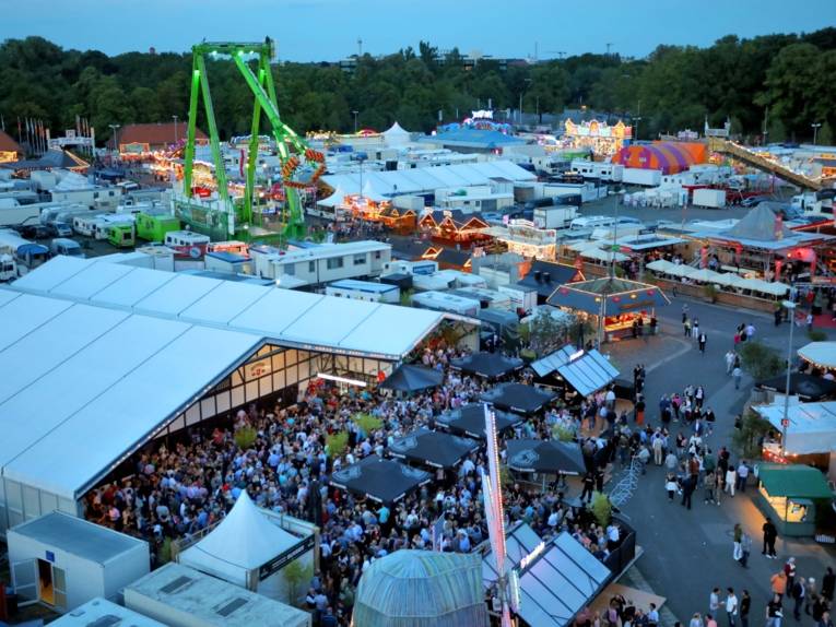 Treiben auf einem Festplatz. 